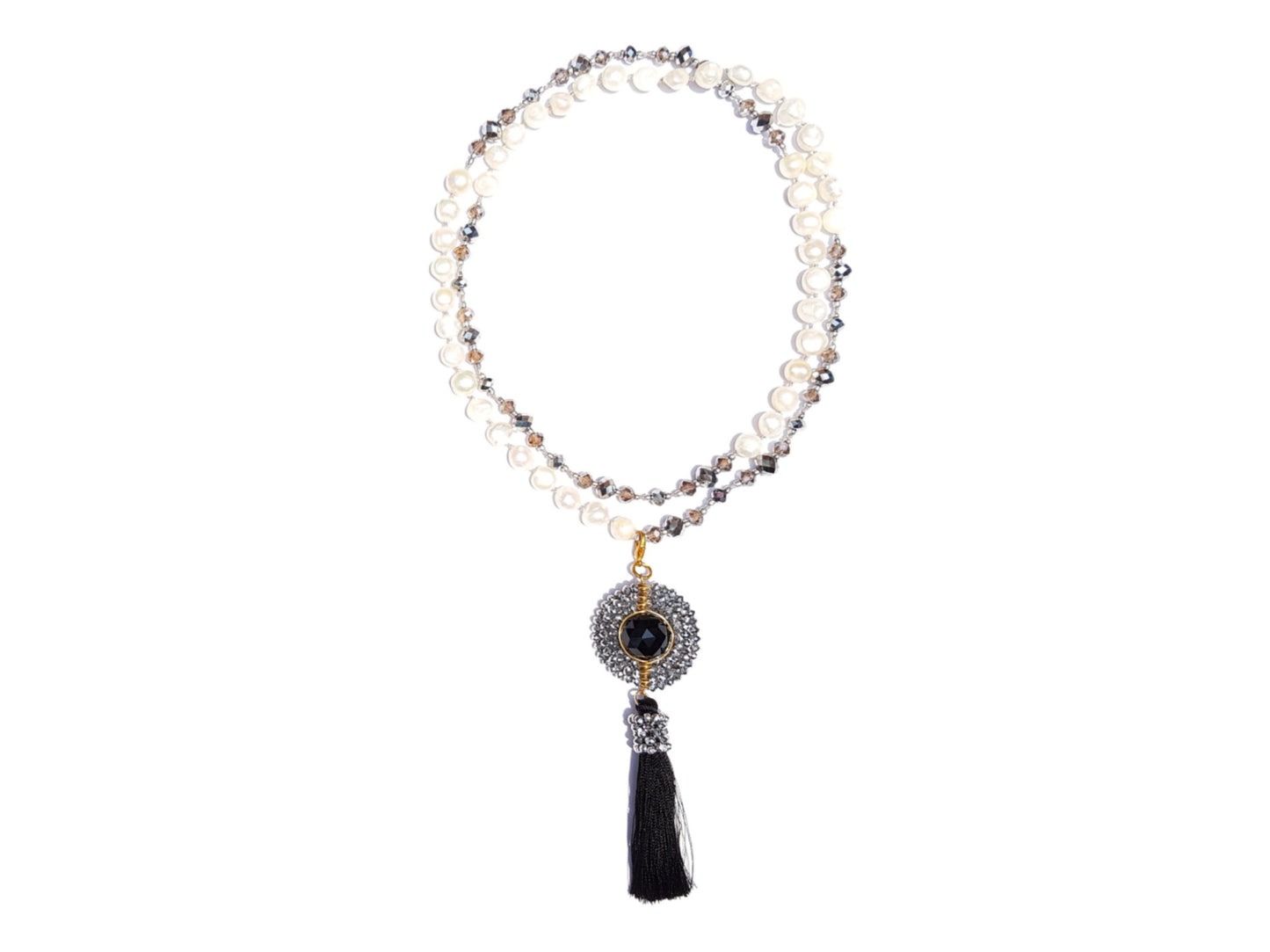 Collar de perlas dije engastado y borla negra