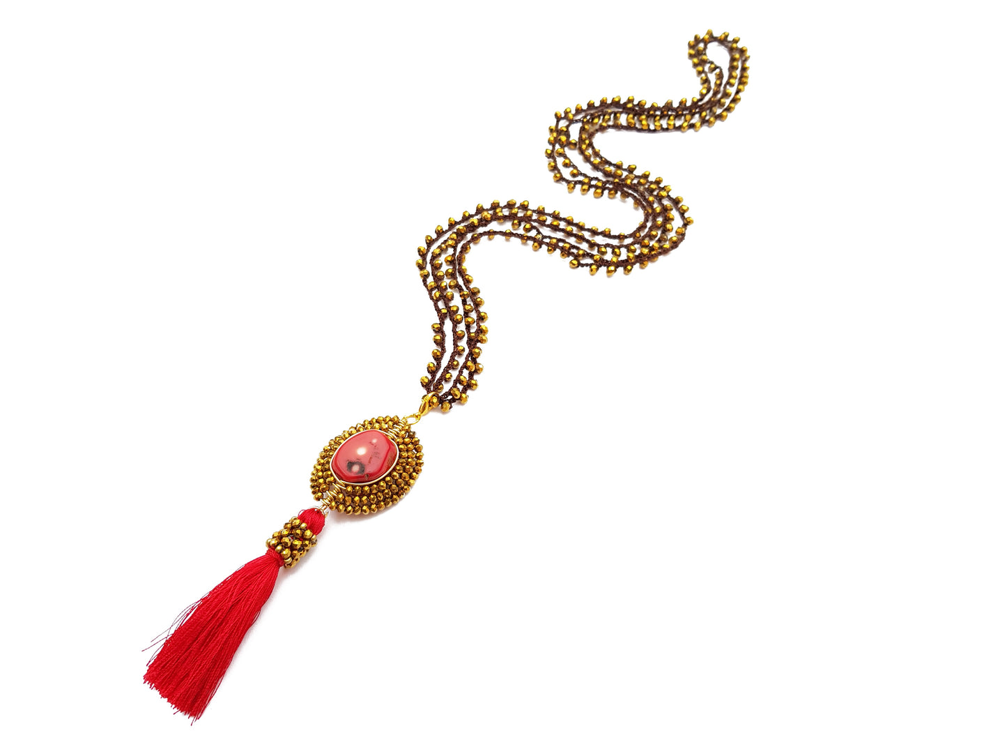 Collar con cristales y coral engastado con borla