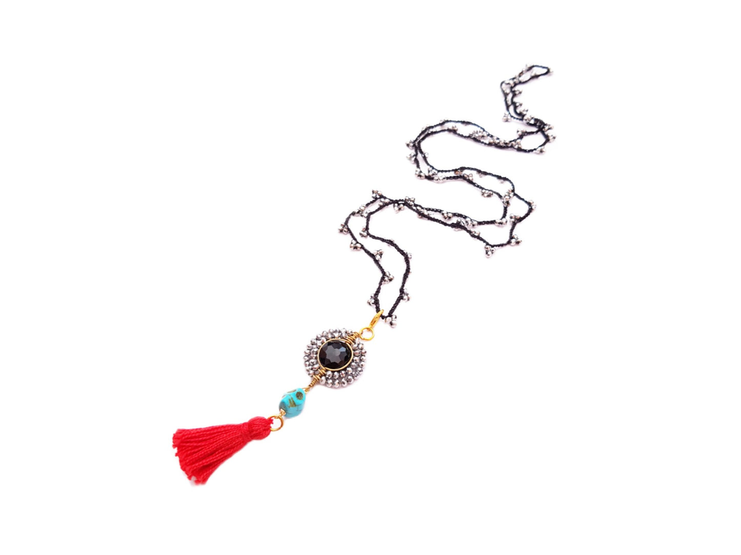 Collar de cristales con dije engastado y borla