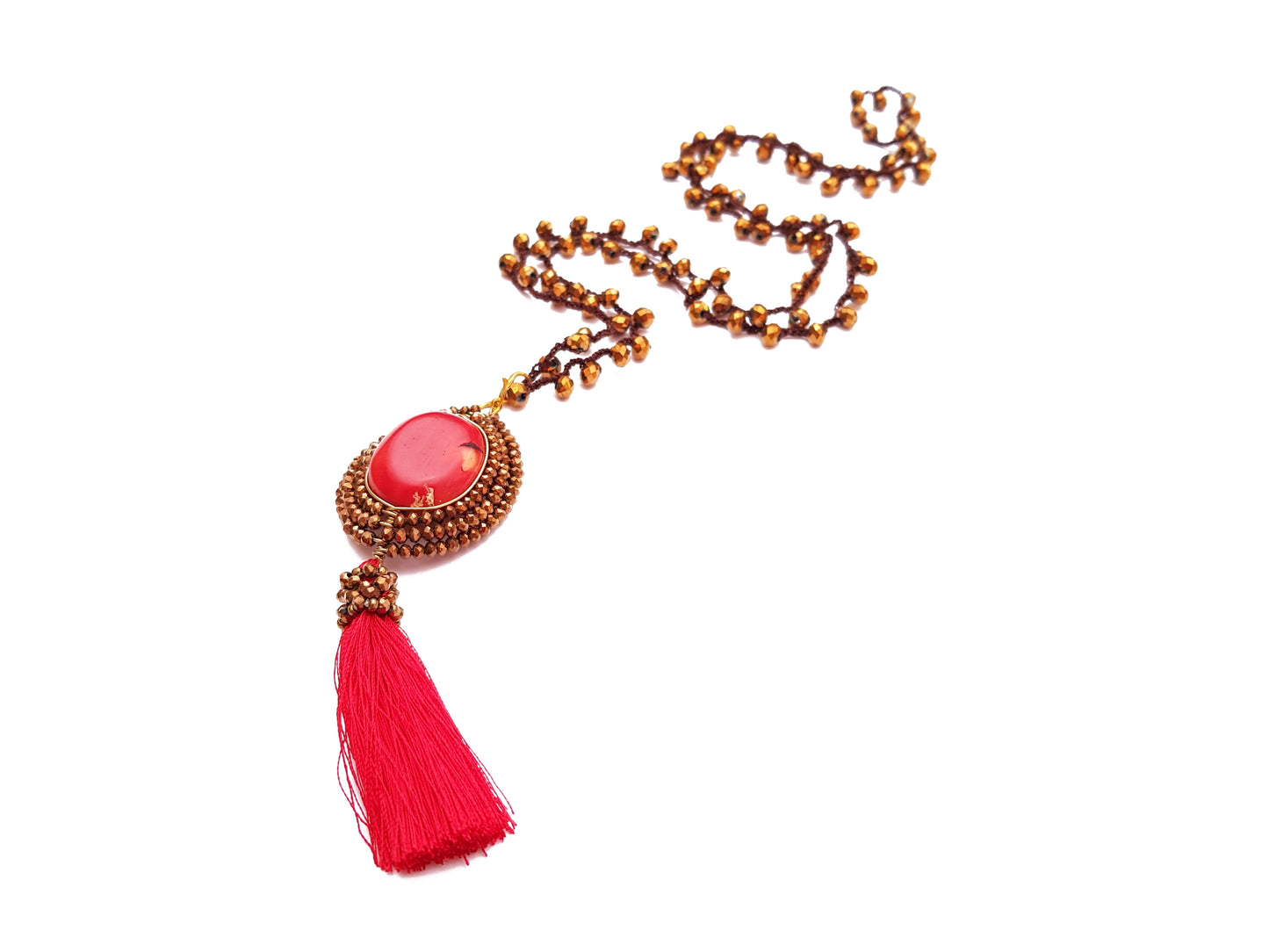 Collar de cristales con coral engastado y borla