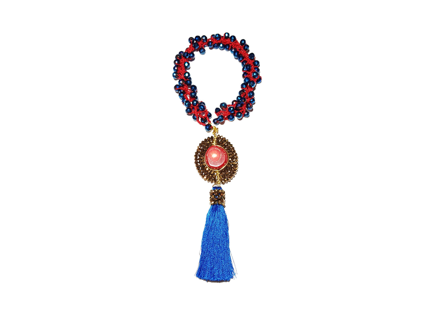 Collar rojo con cristales azules, dije de coral y borla