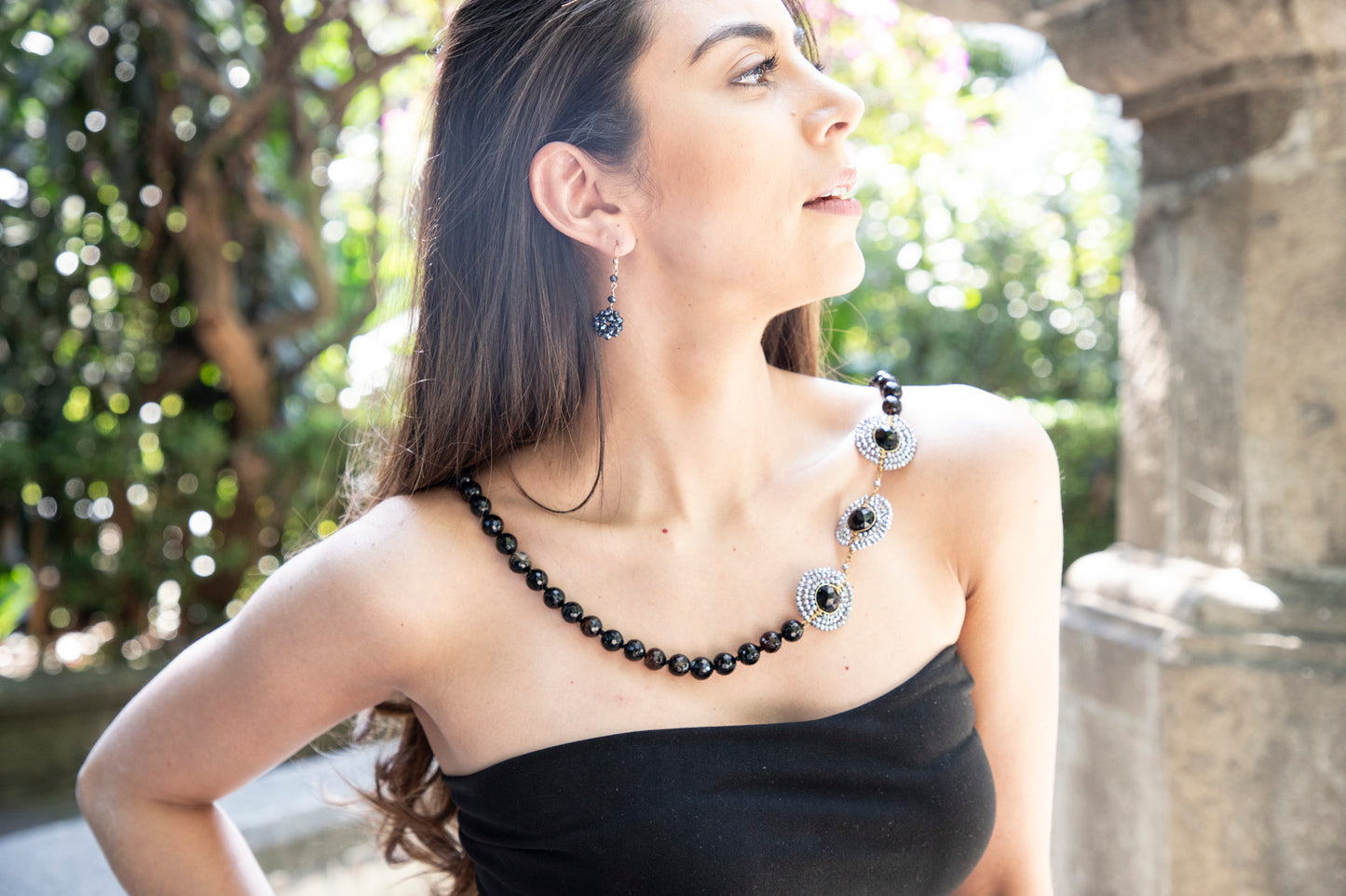 Collar Negro De Ágatas Con Medallones De Cristal