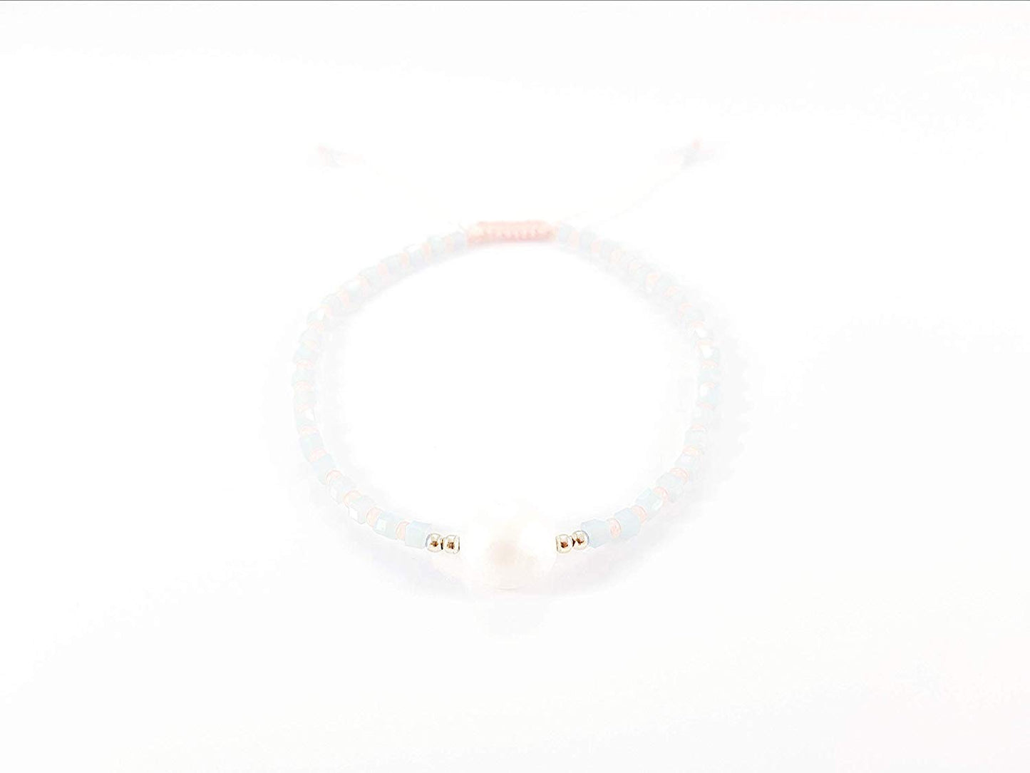 Pulsera con cristal cuadrado color azul con perla natural plana al centro.