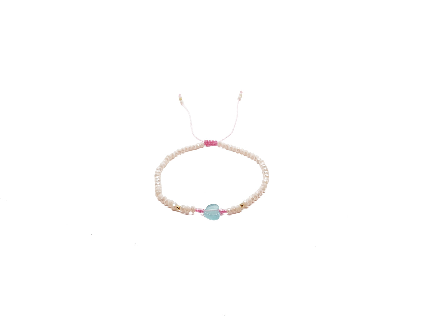 Pulsera de cristales beige con corazón al centro