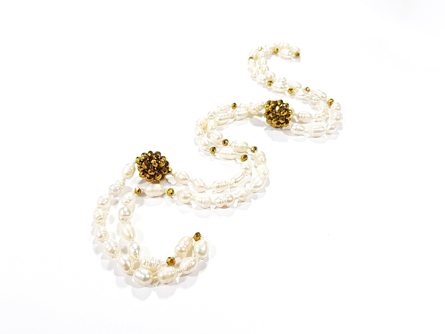 Collar perla natural con esferas de cristal doradas