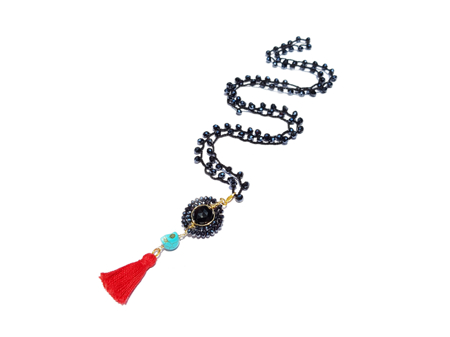 Collar negro con cristales metálicos con dije de esfera, calavera y borla