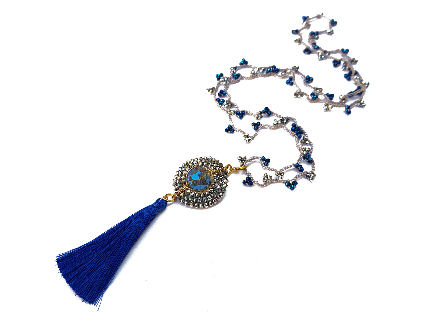Collar con cristales metalicos, dije engastado y borla azul rey