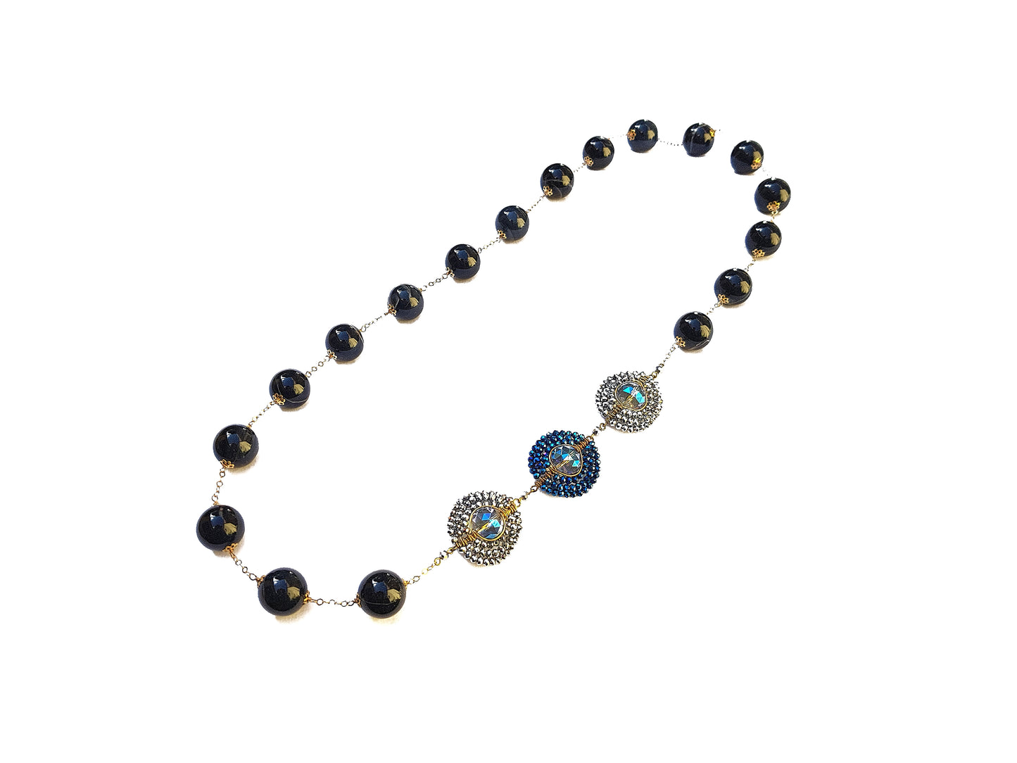 Collar de ágatas azul marino con medallones metálicos