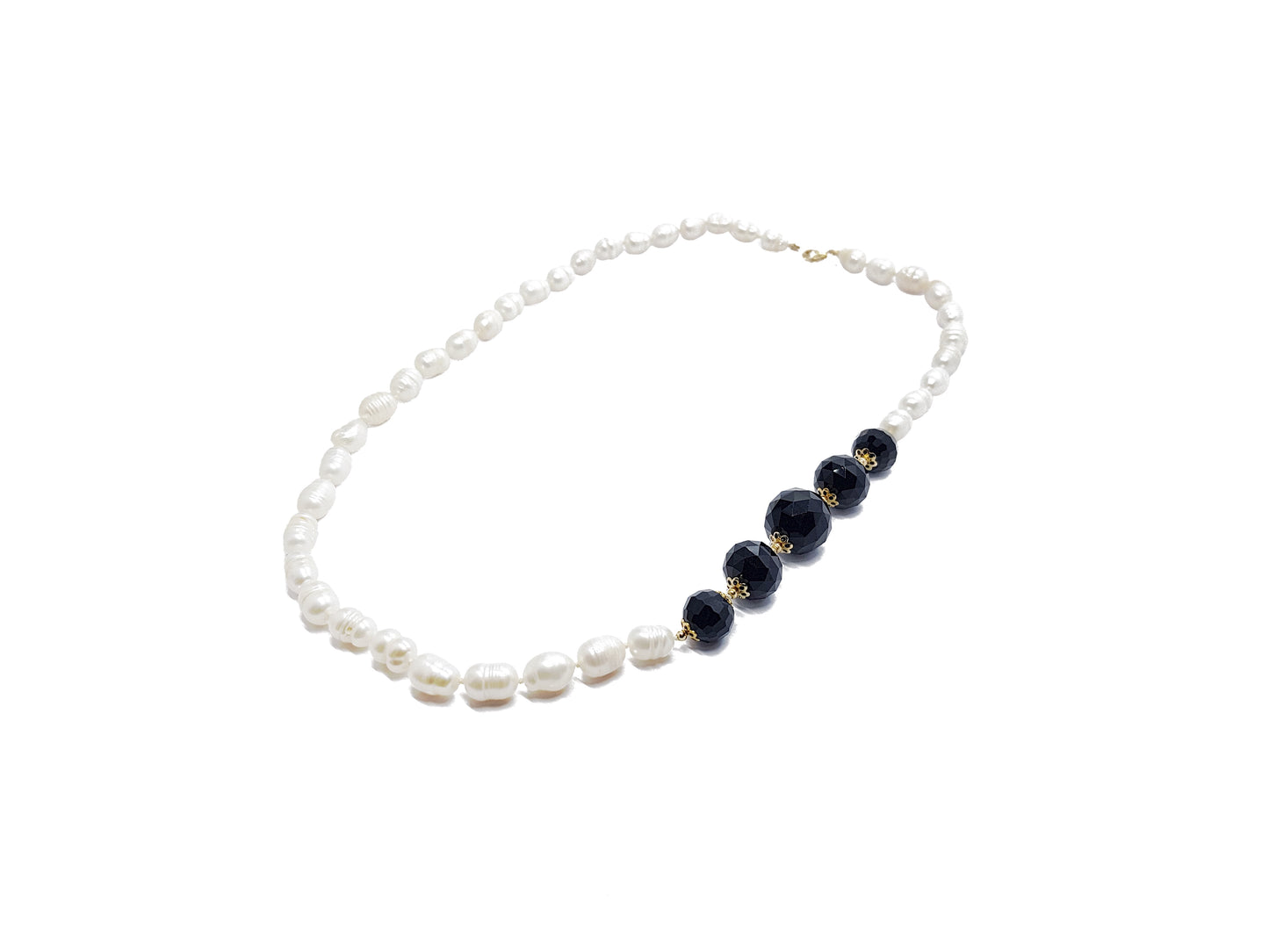Collar de perla natural barroca con esferas de cristal negro facetado