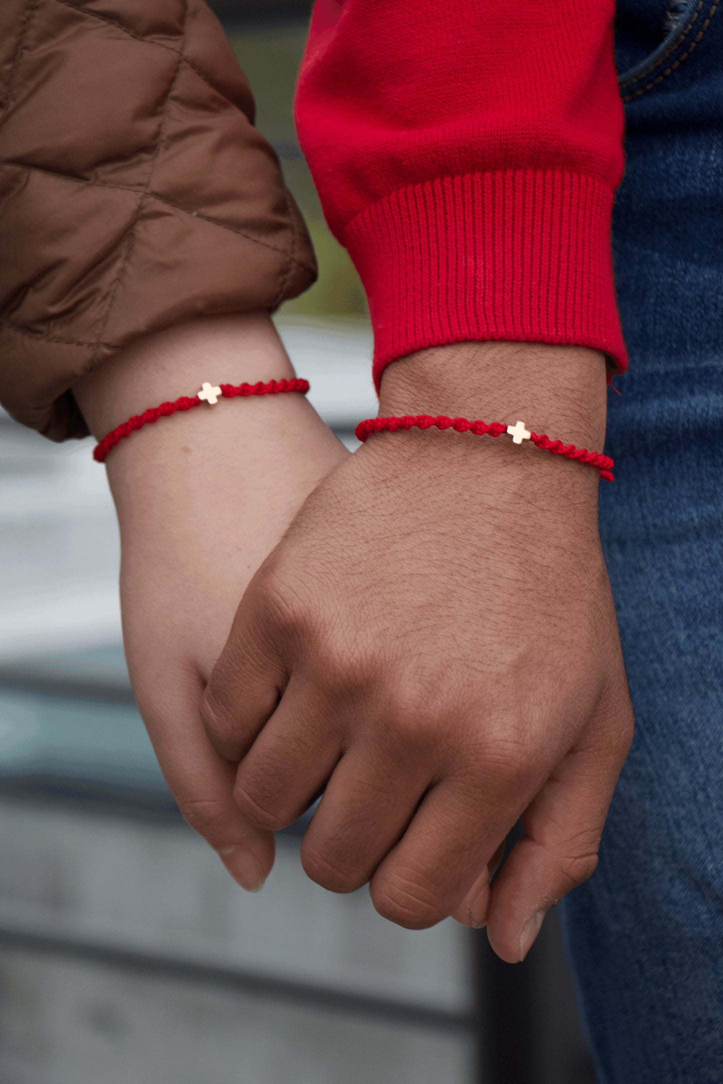 Pulsera tejida de protección con cruz