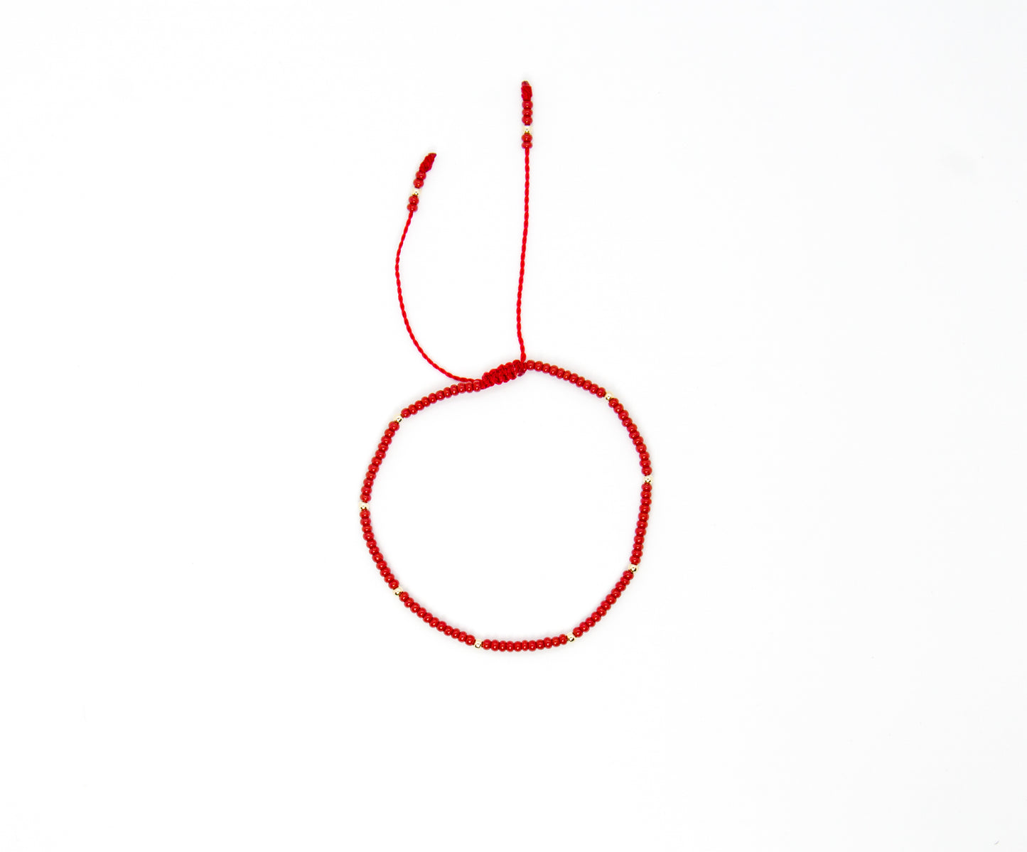 Pulsera roja tejida con puntos de oro