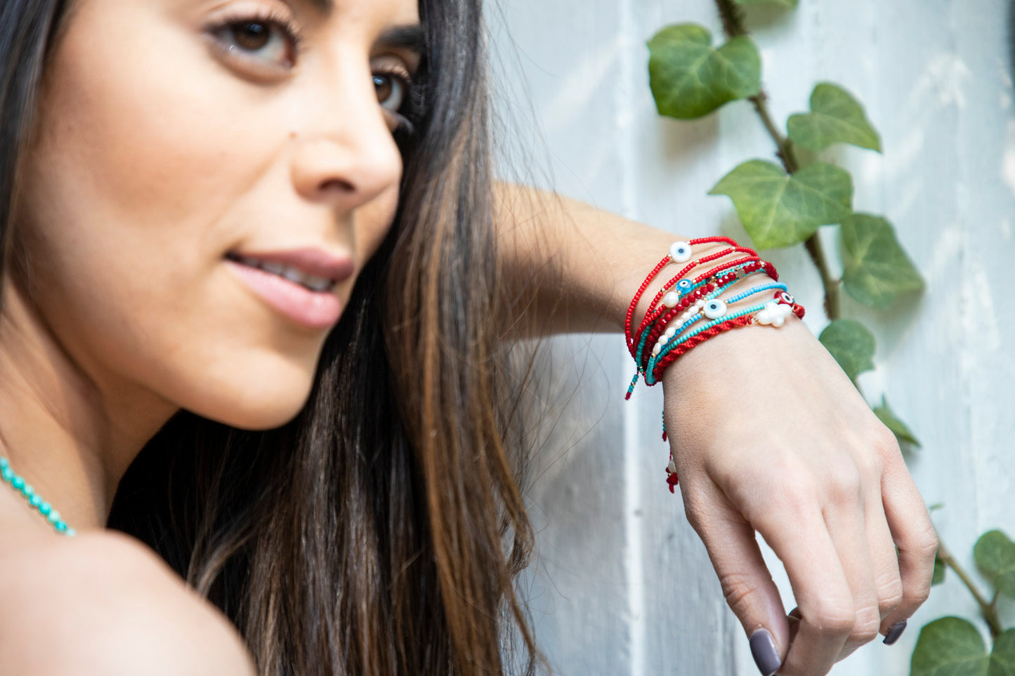 Pulsera roja tejida con puntos de oro