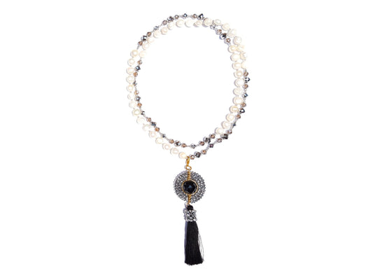 Collar de perlas dije engastado y borla negra
