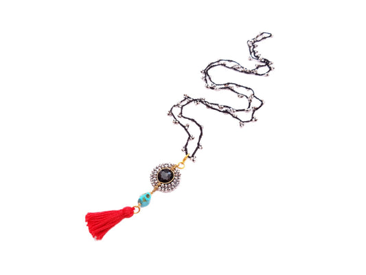 Collar de cristales con dije engastado y borla