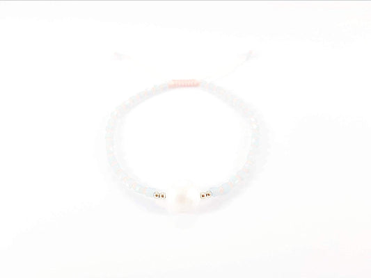 Pulsera con cristal cuadrado color azul con perla natural plana al centro.