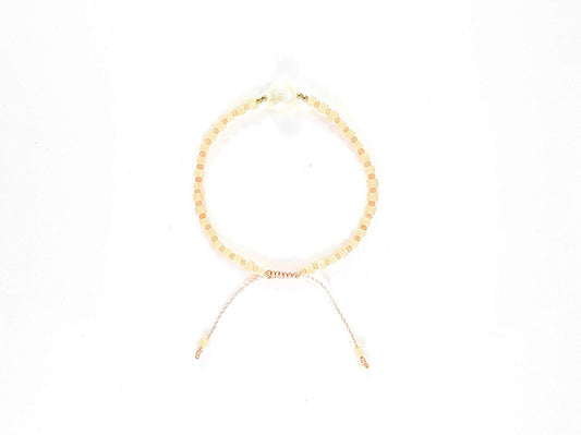 Pulsera de cristales cuadrados color salmón con perla natural plana al centro