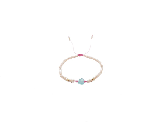 Pulsera de cristales beige con corazón al centro