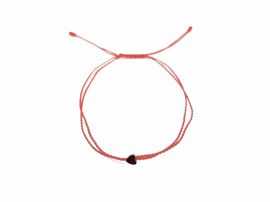 Pulsera de hilo con corazón de hematita