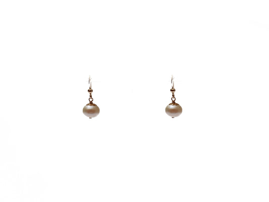 Arete de perla natural con capuchón