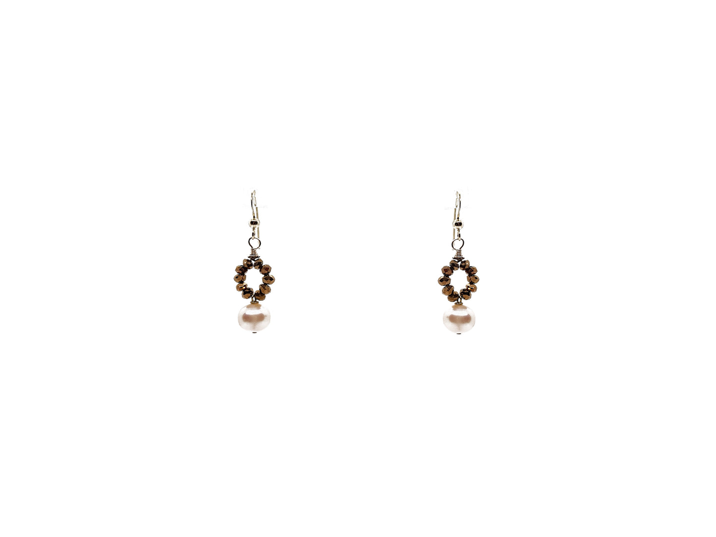 Aretes de perla potato con círculo cristales cobre