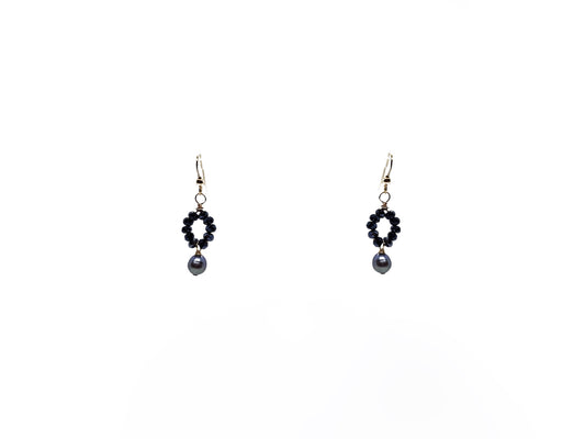 Aretes perla gris potato con círculo de cristales acerina