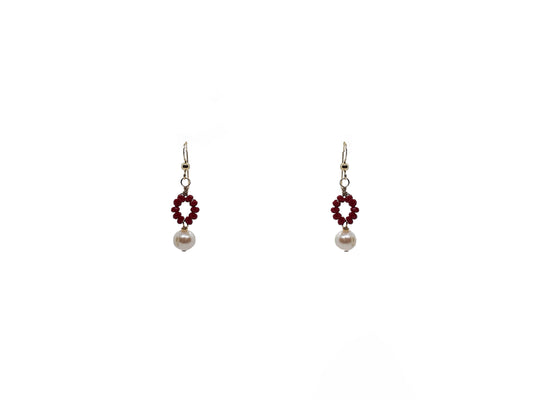 Aretes de perla potato con círculo de cristales rojos