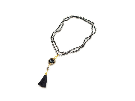 Collar cristales plateados con dije engastado y borla