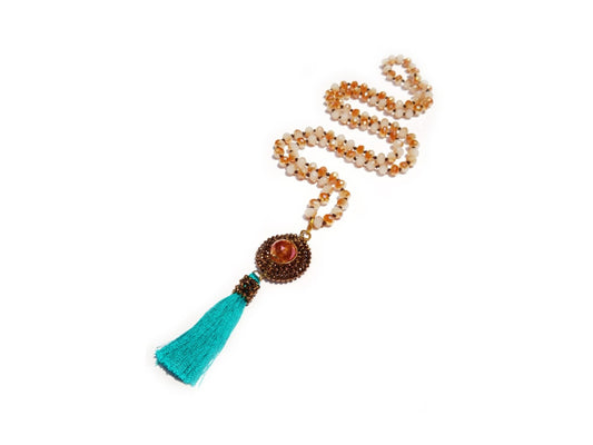 Collar de cristales bicolor con dije engastado y borla turquesa