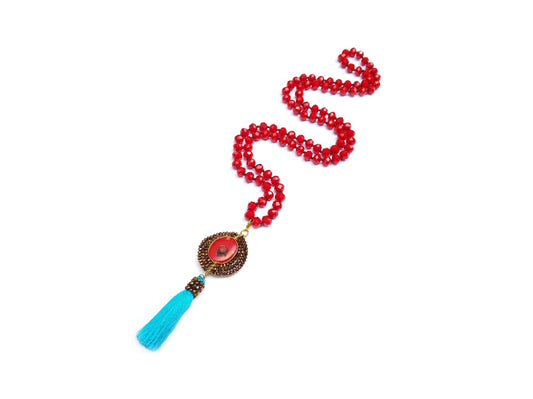 Collar de cristal rojo con dije de coral engastado con borla azul