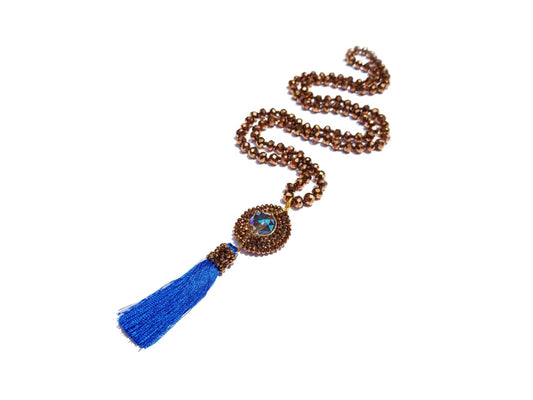 Collar de cristales cobre con dije engastado y borla azul rey