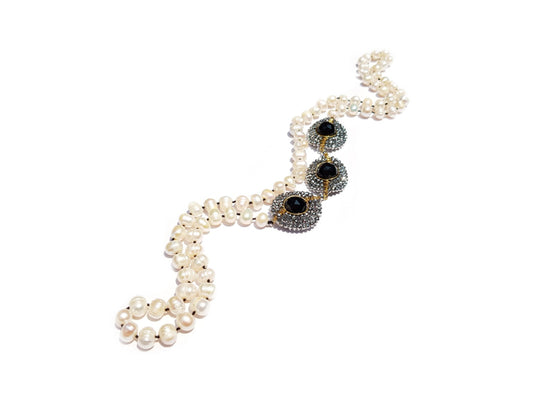 Collar de perla barroca con dijes engastados plateados