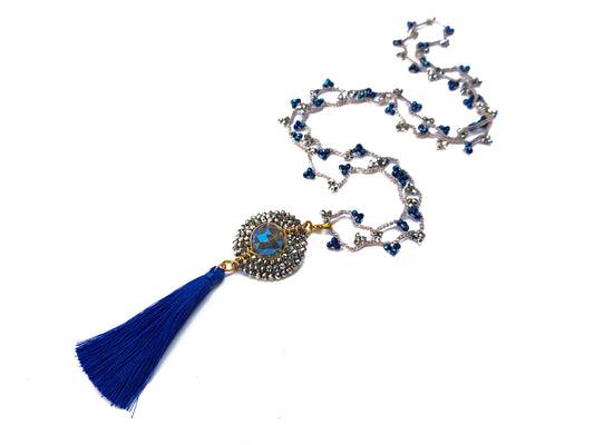 Collar con cristales metalicos, dije engastado y borla azul rey