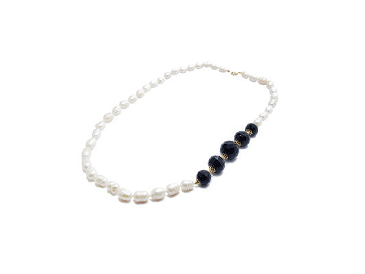 Collar de perla natural barroca con esferas de cristal negro facetado