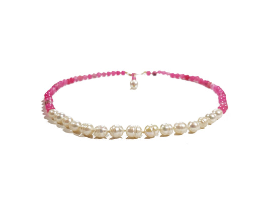 Gargantilla rosa con perlas