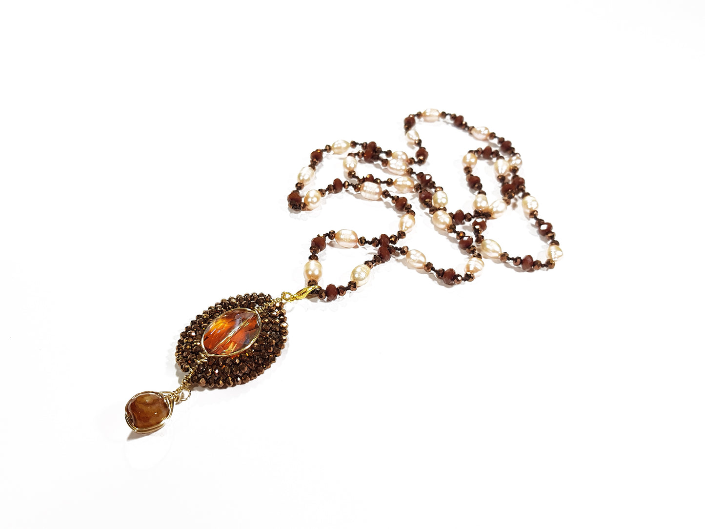 Collar de perlas cultivadas con cristales y dije engastado