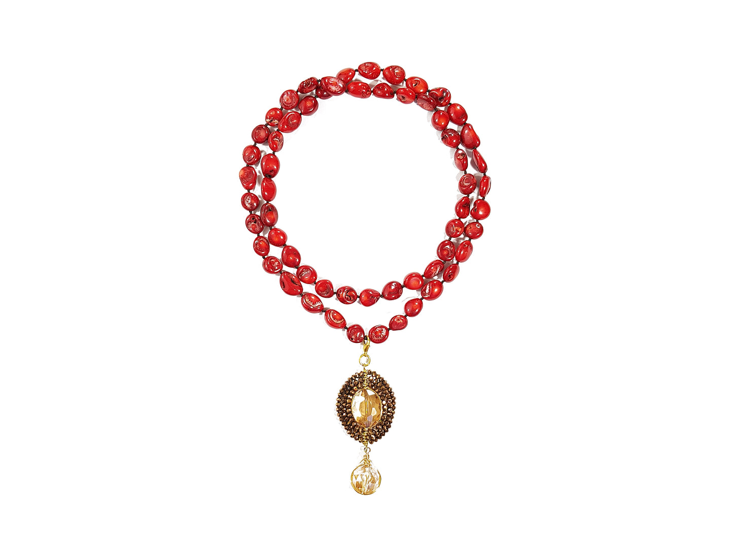 Collar de coral con dije engastado con cristales
